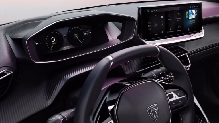 Khoang lái i-Cockpit với đồng hồ kỹ thuật số và màn hình cảm ứng trung tâm