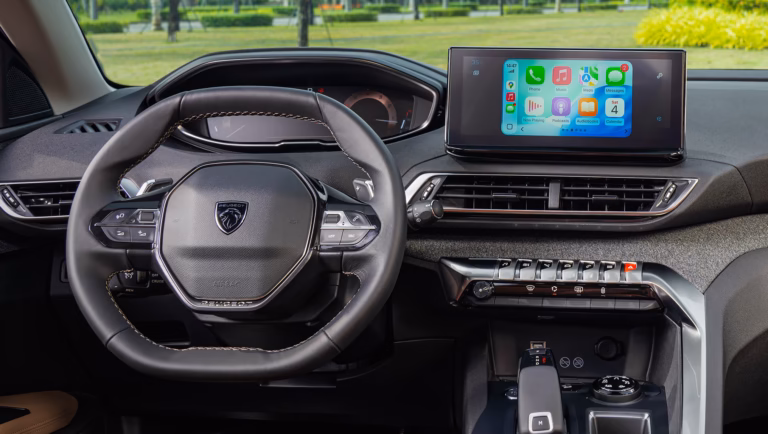Khoang lái i-Cockpit, vô-lăng nhỏ gọn, kết nối Apple CarPlay