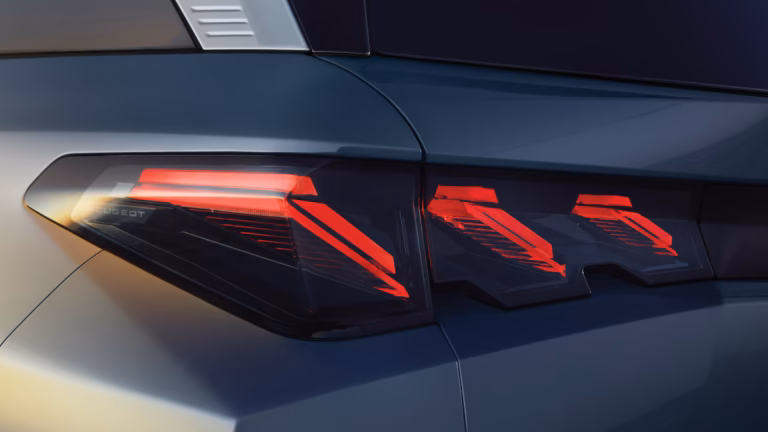 Đèn hậu LED 3D dạng kính kéo dài đến hông xe – bản GT