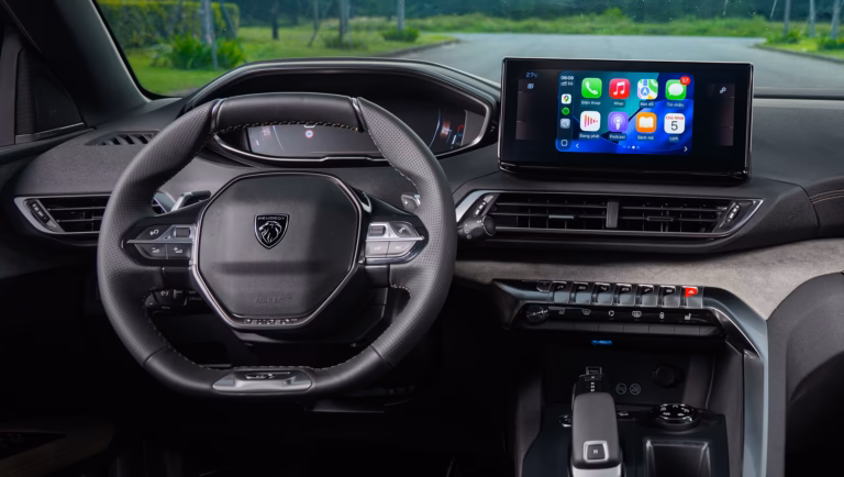 Khoang lái i-Cockpit, kết nối Apple CarPlay